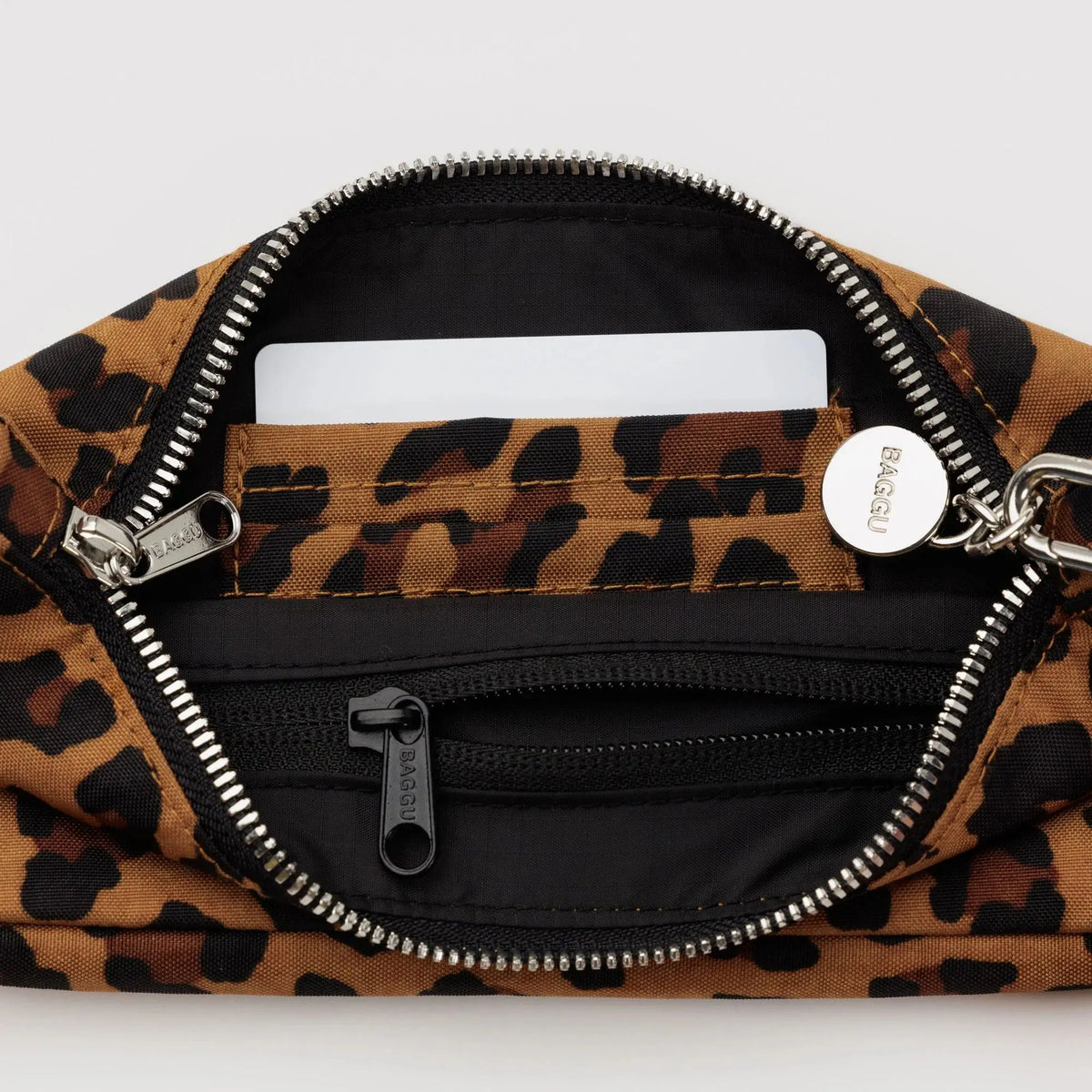 Leopard-print nylon pochette open with zip closure and metal zipper pull