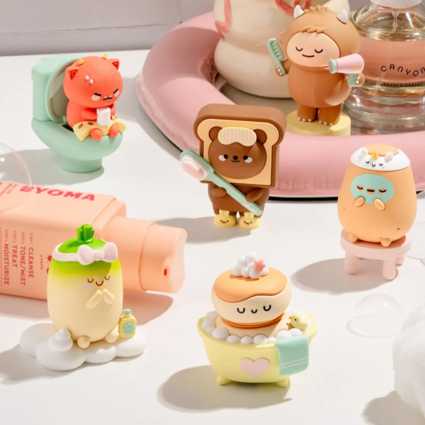 Set of bathroom blind box character figures: bath, bear toast, cat and egg toys