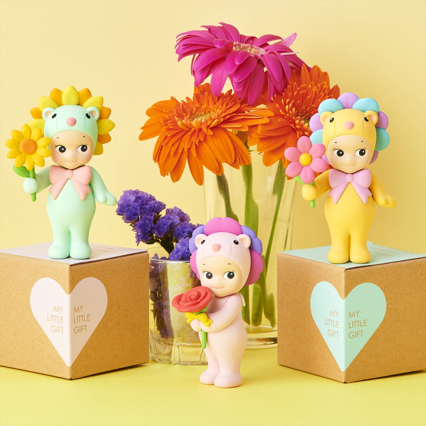 Mini flower gift figures and gift boxes, five characters posed with colorful flowers