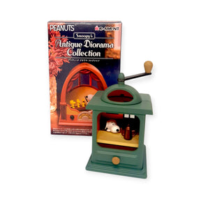Peanuts antique diorama blind box with green playset and Snoopy figure