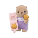 This adorable Sylvanian Families Blind Bag from the Baby Treats Series features a toy otter figure dressed in an enchanting purple outfit, holding a pink mold and a yellow shell-shaped item, making it a perfect addition to your collection.